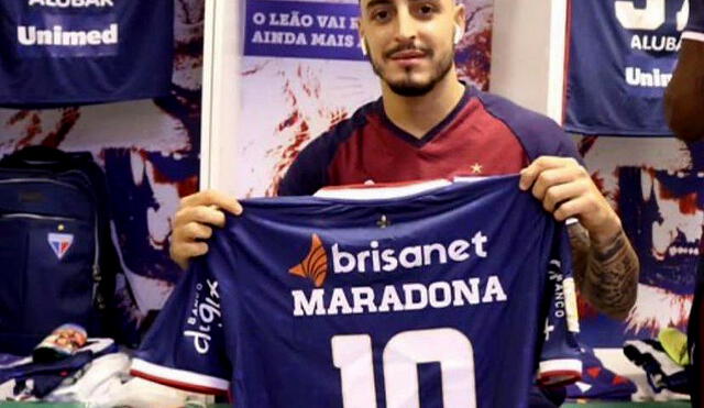Mariano Vásquez, jugador de Melgar, exhibe la camiseta con la que homenajeó a Maradona luego de su muerte Foto: La República