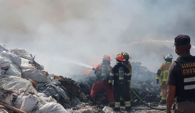 60 bomberos llegaron a la zona para atender la emergencia. Foto: María Pía Ponce/URPI-LR