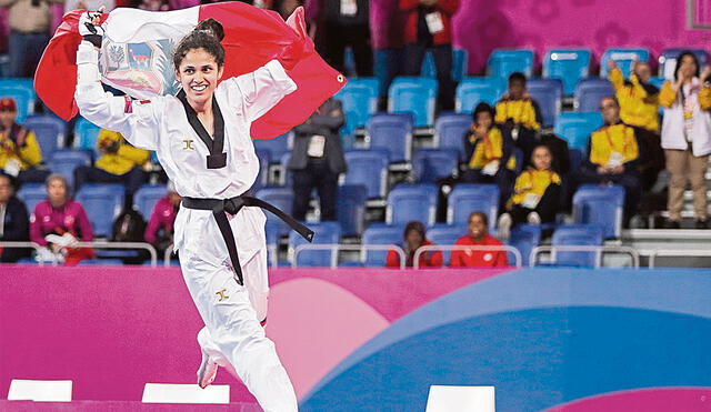 Feliz. Tras vencer a la turca Meryem Cavdar, Angélica celebró con la bandera peruana. Foto: difusión