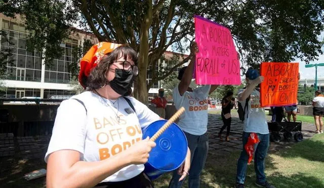 Bajo el lema "Mi cuerpo es mío", las y los activistas se congregaron en diferentes ciudades de Texas para expresar su disconformidad con la nueva ley que restringe el aborto en dicho estado. Foto: EFE
