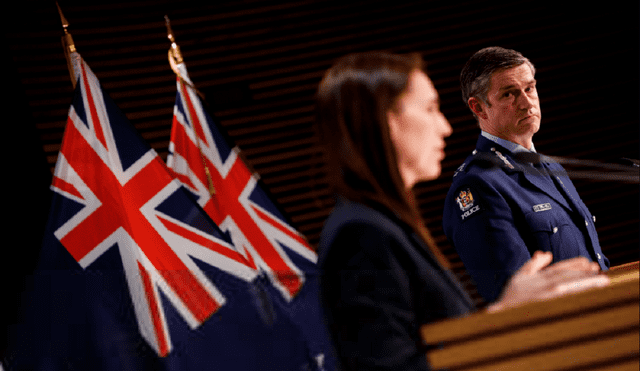 El Comisionado de Policía de Nueva Zelanda Andrew Coster mira al Primer Ministro de Nueva Zelanda, Jacinda Ardern durante una conferencia de prensa en el Parlamento en Auckland este 3 de septiembre. Foto: EFE