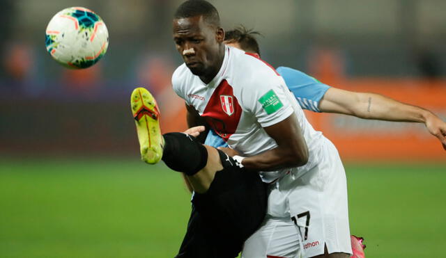 Luis Advíncula jugó los 90 minutos del Perú vs. Uruguay. Foto: AFP
