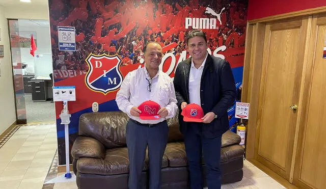 Sergio Ludeña junto al presidente del club DIM de Colombia Foto: Club Cienciano