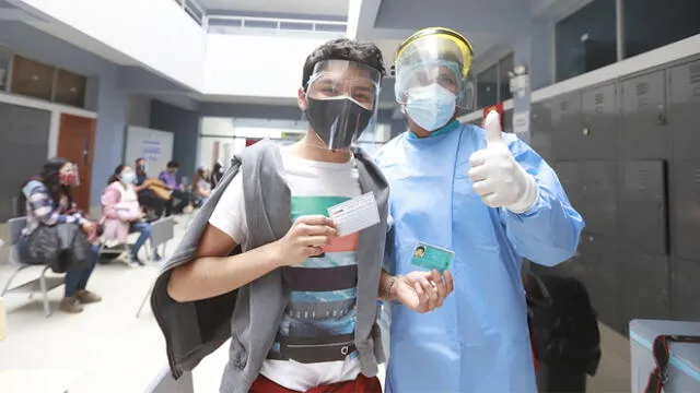 Jóvenes tacneños acuden a los vacunatorios por su primera dosis. Foto: Miguel Coaquira