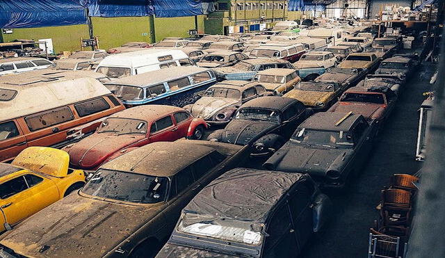 Decenas de coches clásicos abandonados en Reino Unidos. Foto: Instagram / @londonbarnfinds