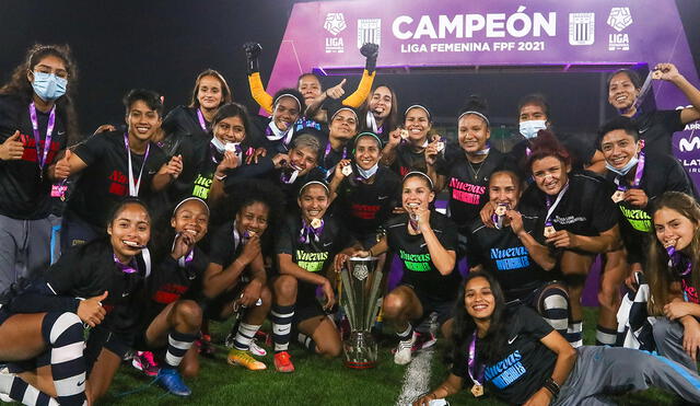 Alianza Lima y la felicidad de conseguir su primer título en su historia en el fútbol femenino. Foto: Liga Femenina FPF