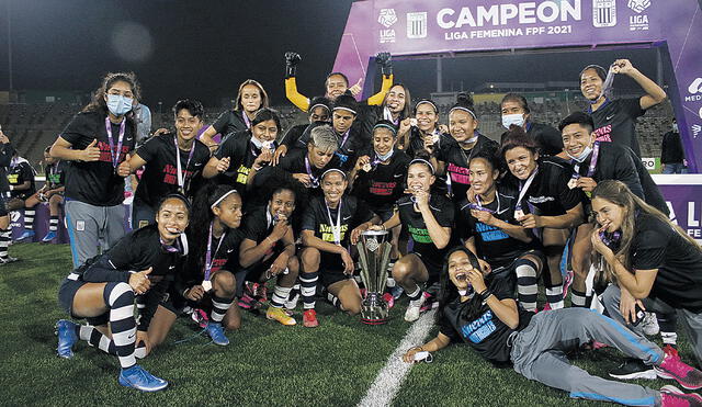 Celebración. El plantel blanquiazul levantó así la Copa de la Liga Femenina 2021. Foto: difusión