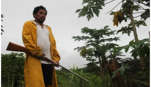 Dirigentes indígenas de Sinchi Roca I solo cruzan el río de su comunidad armados por temor a los narcotraficantes.