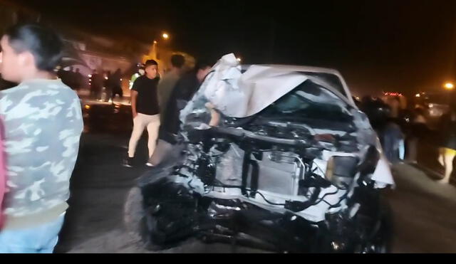 La camioneta quedó con la parte frontal destrozada. Foto: captura video radio Ke Buena