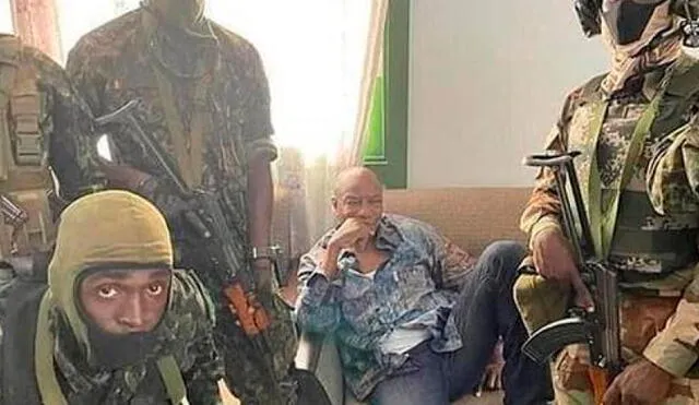 Una fotografía facilitada por el Ejército de Guinea muestra al presidente Alpha Condé detenido por las fuerzas especiales del ejército en Conakry. Foto: EFE