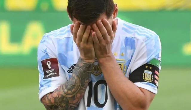 Lionel Messi se agarra la cabeza ante la suspensión del partido contra Brasil. Foto: AFP