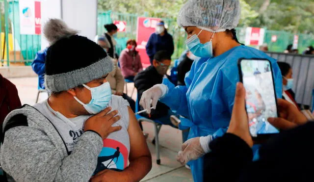 Conoce a continuación que podrás hacer y qué no tras recibir la dosis de la vacuna contra el coronavirus. Foto: Carlos Contreras / Grupo La República