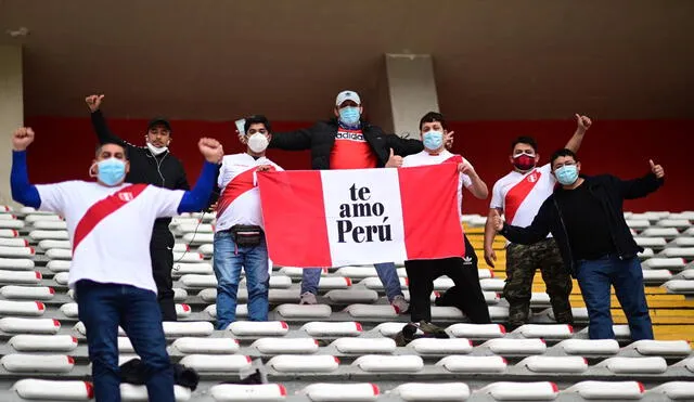 Hinchas de la selección peruana llegan al Estadio Nacional. Foto: selección peruana