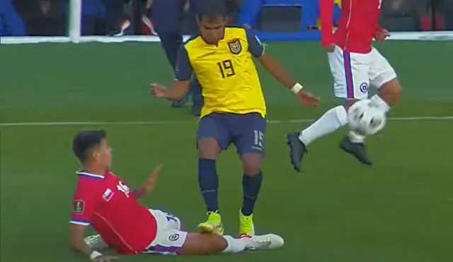 Ecuador vs. Chile: Sornoza pisó a Baeza y fue expulsado. Foto: captura Movistar Deportes