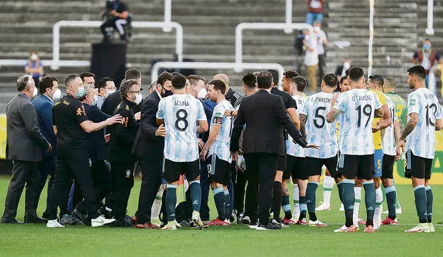 Escándalo. Momento en que las autoridades sanitarias brasileñas ingresan al campo para sacar a los jugadores argentinos. Foto: difusión