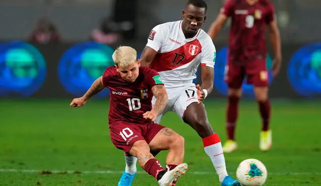 Luis Advíncula ha jugado todos los partidos de Perú en estas eliminatorias. Foto: EFE