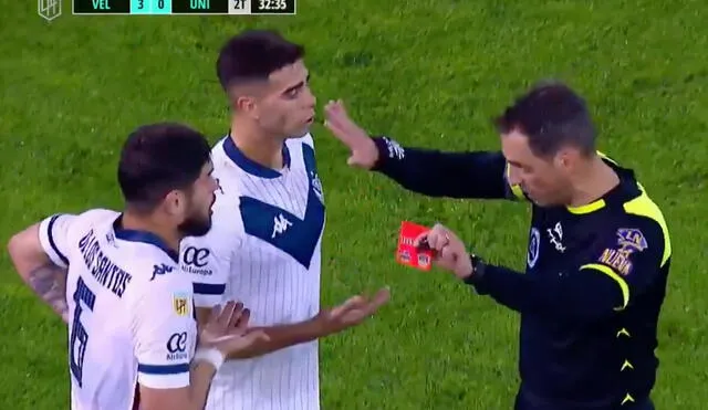 Fernando Rapallini expulsó a De Los Santos por un supuesto insulto hacia él y luego anuló la tarjeta roja. Foto: captura ESPN