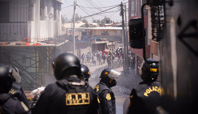 Agentes del orden utilizaron el "rochabus" para apagar las llamas. Foto: Oswald Charca/La República