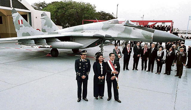 En 1997, Alberto Fujimori y el teniente general FAP Elesván presentaron uno de los 18 MiG-29 adquiridos a Bielorrusia. Foto: La República
