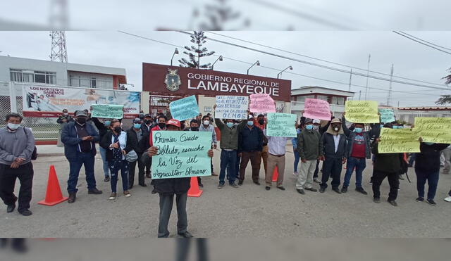 Agricultores realizaron protesta en el frontis de la sede del Gobierno Regional Lambayeque. Foto: difusión.