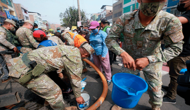 Miembros del Ejército ayudaron a vecinos de SJL. Foto: URPI - LR