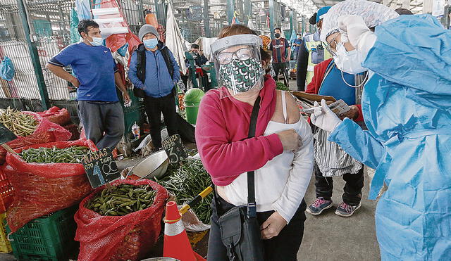 Mercado mayorista. Comerciantes de Santa Anita se inocularon en campaña itinerante de vacunación contra el COVID-19. Foto: Karel Navarro