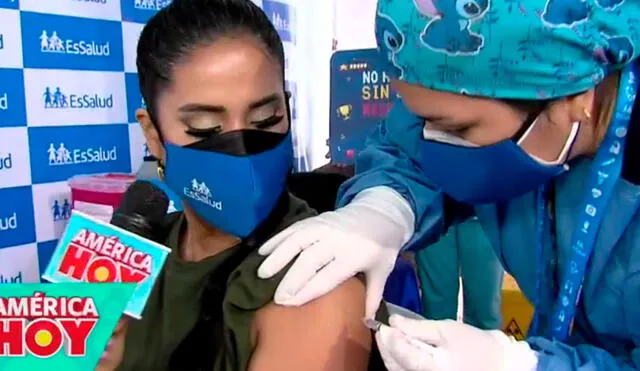La ex chica reality esperó su turno del padrón nacional de vacunación para poder recibir su dosis. Foto: captura/América TV
