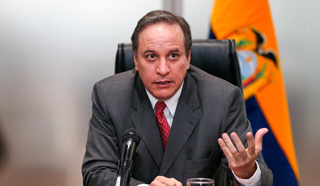 El ministro de Economía de Ecuador, Simón Cueva, en rueda de prensa durante el anuncio. Foto: EFE