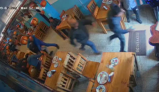 El resto de clientes escaparon del lugar tras ver el asalto. Foto: captura de video