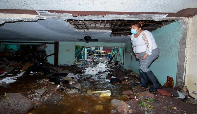 Una mujer muestra los daños en su vivienda en una colonia del municipio de Ecatepec, en el Estado de México (México), tras el paso del terremoto. Foto: EFE