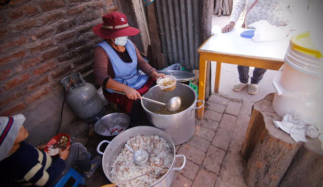 Ollas comunes alimentan a centenares de familias pobres. Foto: Oswald Charca/La República
