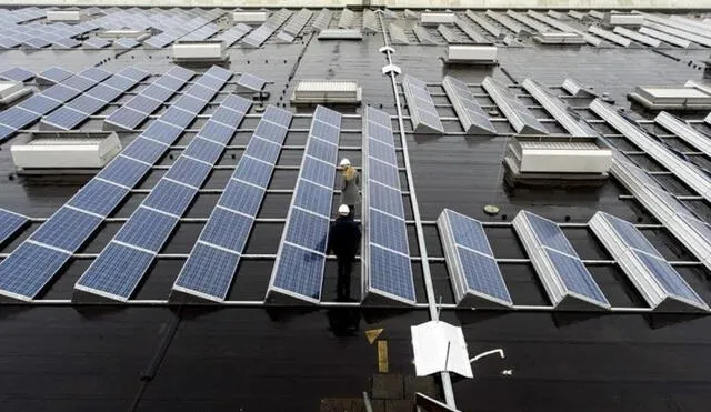 De acuerdo con la administración de Joe Biden, para lograr la meta será necesario promover políticas públicas de la energía solar, así como un proyecto de electrificación a gran escala. Foto: EFE