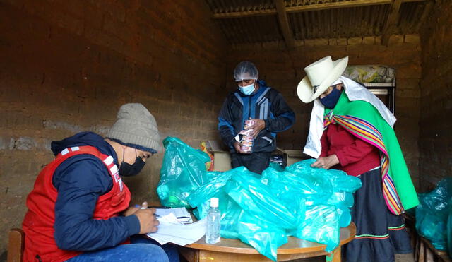 Comunidad afectada por la pandemia recibe alimentos de programa social. Foto: difusión