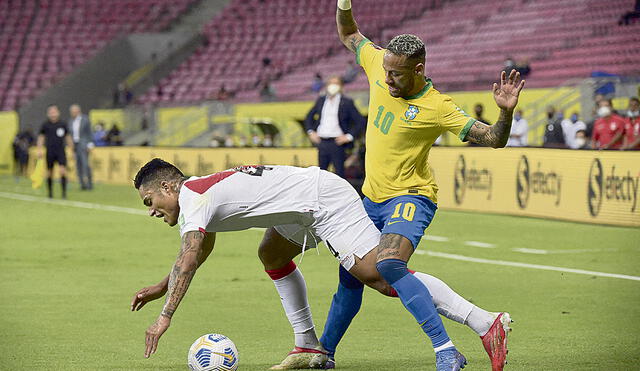 El error. Santamaría quiso salir jugando y finalmente Neymar le quitó el balón para iniciar la jugada de gol que abrió el marcador en Recife a través de Everton. Foto: difusión