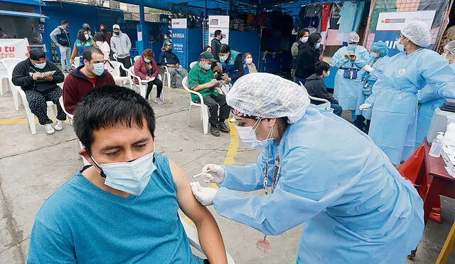 Dosis. El Minsa acelera la vacunación contra la COVID-19 al incluir a más grupos en Lima y regiones. Hoy se inmunizará a los mayores de 27 años. Foto: Félix Contreras / La República