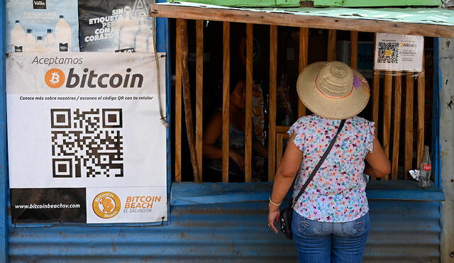 Con el 70% de su población no bancarizada, El Salvador busca que la totalidad de sus habitantes “tengan los medios necesarios para poder usar bitcóin”. Foto: AFP