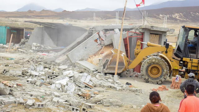 Con maquinaria pesada se destruyó viviendas levantadas en terrenos de Chinecas. Foto: Gobierno Regional de Áncash