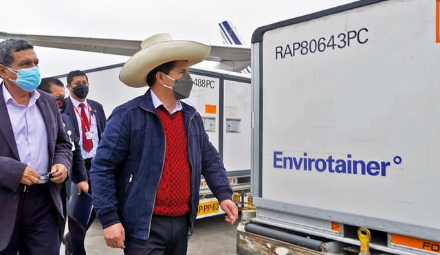 El mandatario Pedro Castillo se apersonó al Aeropuerto Internacional Jorge Chávez para supervisar nuevo lote de dosis. Foto: Ministerio de Salud