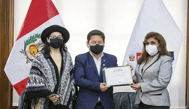 Controversia. El premier Bellido recibe el diploma "por su compromiso de trabajar para todas y todos los peruanos". Foto: Sepres