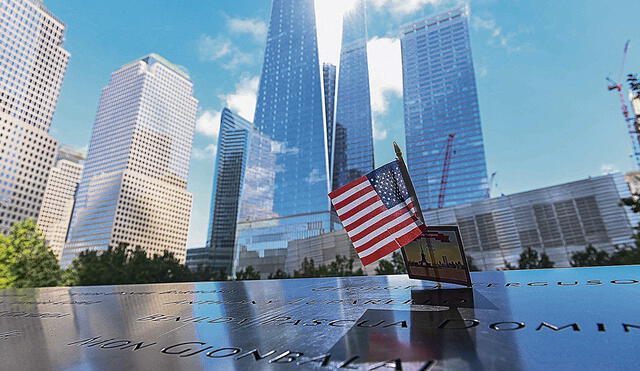 Memoria. Una bandera estadounidense adorna un delantal de metal de homenaje a las personas que perdieron la vida el 11-S. Foto: AFP