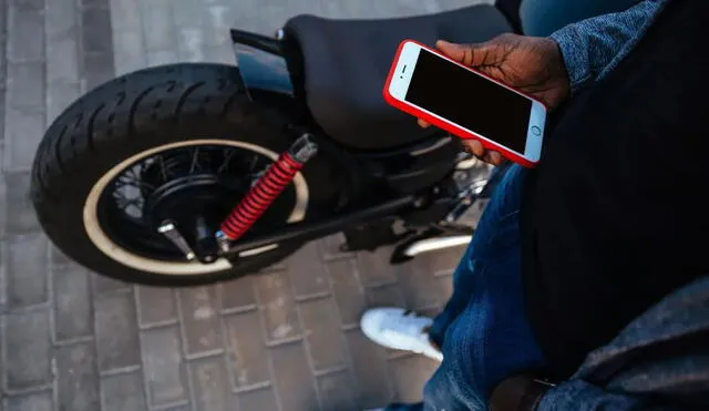 Apple recomienda no acoplar el teléfono a la moto. Foto: Computer Hoy