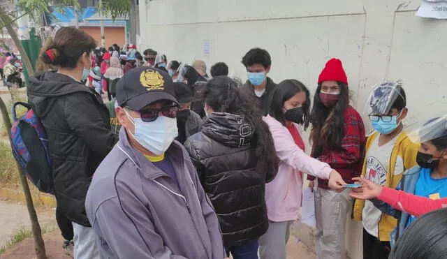 Decenas de adolescentes junto a sus padres esperan por su vacuna en Cusco. Foto: Yahaira Masías