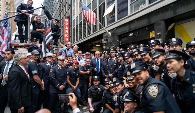 El expresidente Donald Trump visitó a los oficiales de policía de NYPD y a los bomberos del FDNY en la ciudad de Nueva York este 11 de septiembre de 2021. Foto: @DanScavino/Twitter