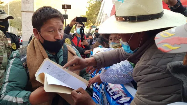 Guido Bellido atiende los reclamos de la población en Caylloma Foto: La República