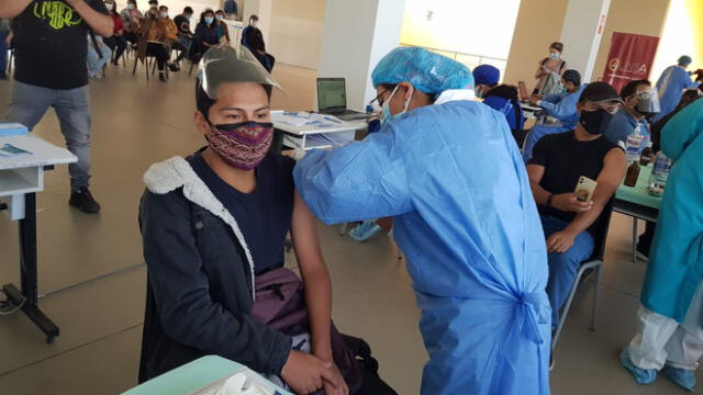 Jóvenes universitarios y de institutos acuden a inmunizarse en Arequipa. Foto: URPI / Wilder Pari