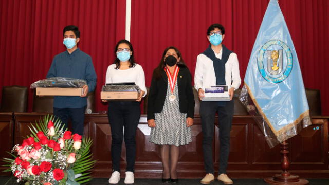 Estudiantes de la UNPRG fueron premiados tras ganar competencia de Líderes Digitales. Foto: UNPRG