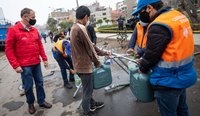 Alcalde de Lima Metropolitana supervisó entrega gratuita de agua en SJL. Foto: Municipalidad de Lima