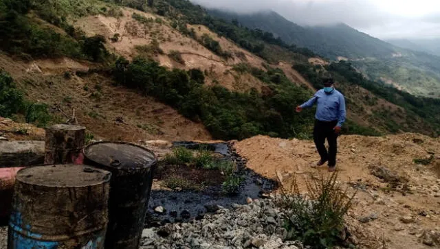 Debido a los cambios en el terreno a causa de las lluvias, algunos han caído y derramado el asfalto que contenían. Foto: Jorge Jiménez