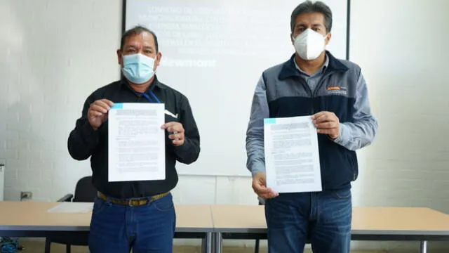 Alcalde del Huambocancha Bajo y representante de Yanacocha firman convenio para mejorar canal y carretera. Foto: Yanacocha.