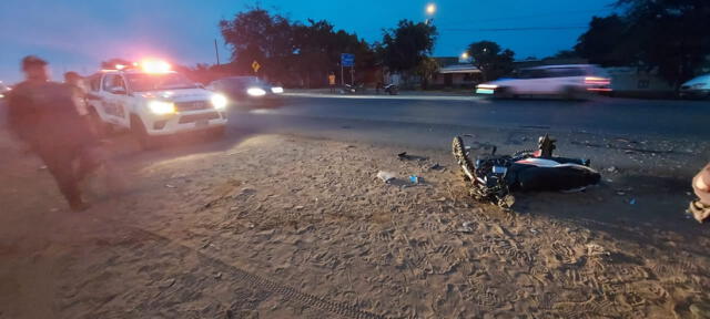 La motocicleta quedó a un lado de la carretera tras el choque. Foto: Facebook Ribereña Guadalupe